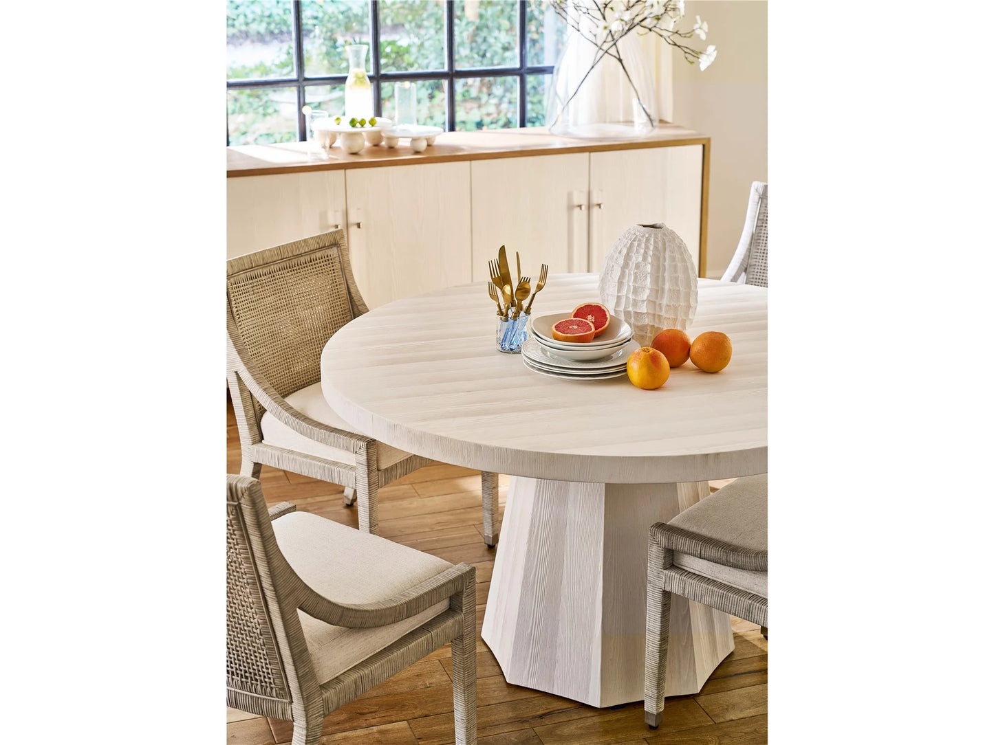 UNIVERSAL - WEEKENDER COASTAL LIVING HOME MACKINAW ROUND DINING TABLE